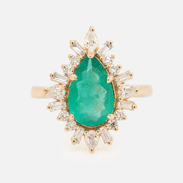 Anillo Charlotte Oro Amarillo 14K con Esmeralda Gota XL y Diamantes.