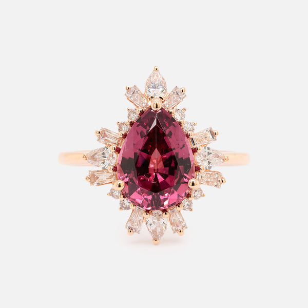 Anillo Charlotte Oro Amarillo 14K con Granate Gota y Diamantes.