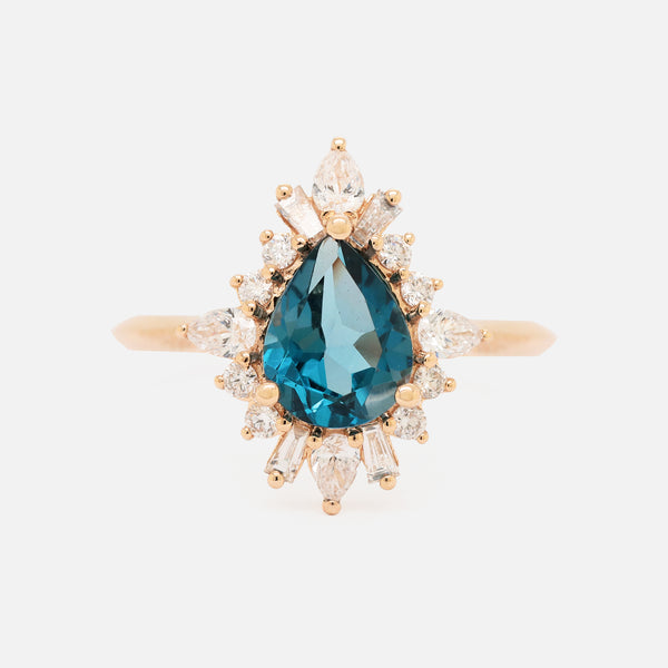 Anillo Charlotte Oro Amarillo 14K con Topacio London Blue Gota y Diamantes.