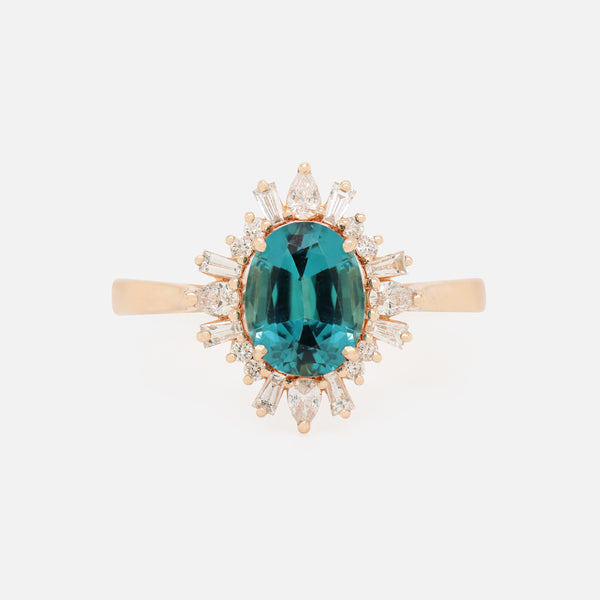 Anillo Charlotte Oro Amarillo 14K con Turmalina Indigo Oval y Diamantes.