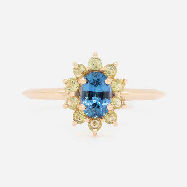 Anillo Dalia Oro Amarillo 14K con Zafiro y Peridotos.