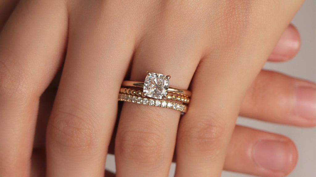 ¿Un anillo de compromiso solo lleva diamante?