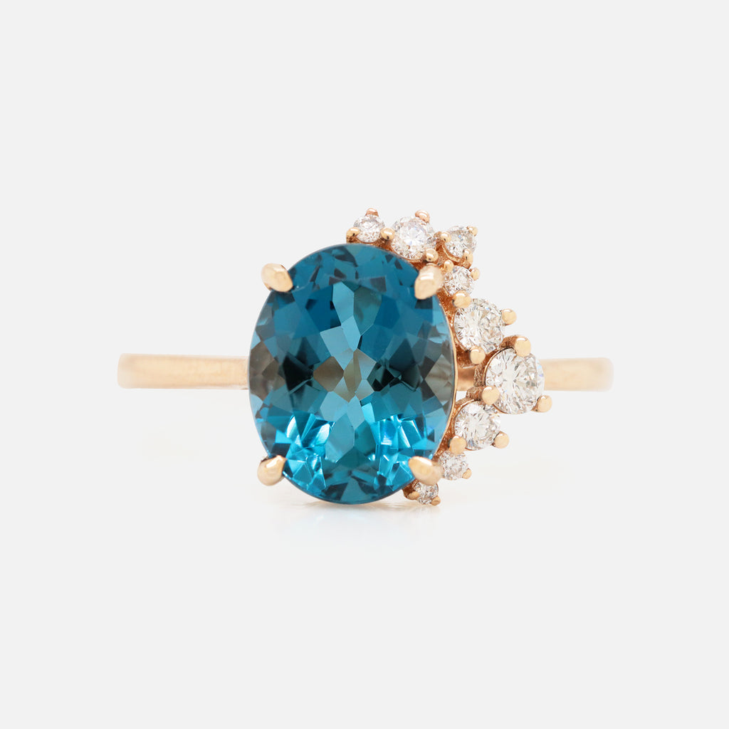 Anillo Anastacia Oro Amarillo 14K con Topacio London Blue y Diamantes.