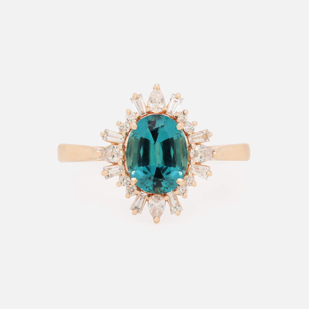 Anillo Charlotte Oro Amarillo 14K con Turmalina Indigo Oval y Diamantes.