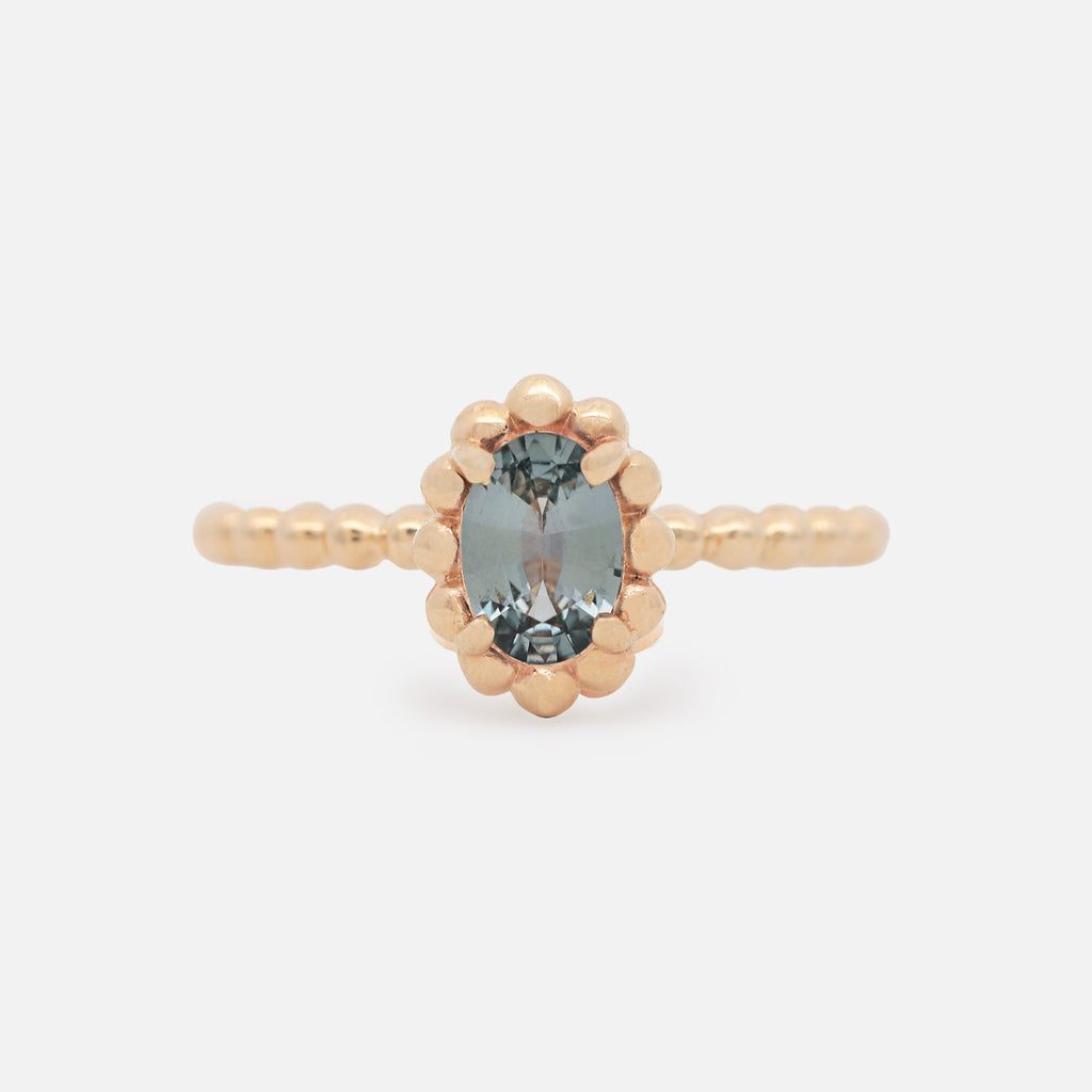 Anillo Elysa Oro Amarillo 14K con Espinela Gris Oval.