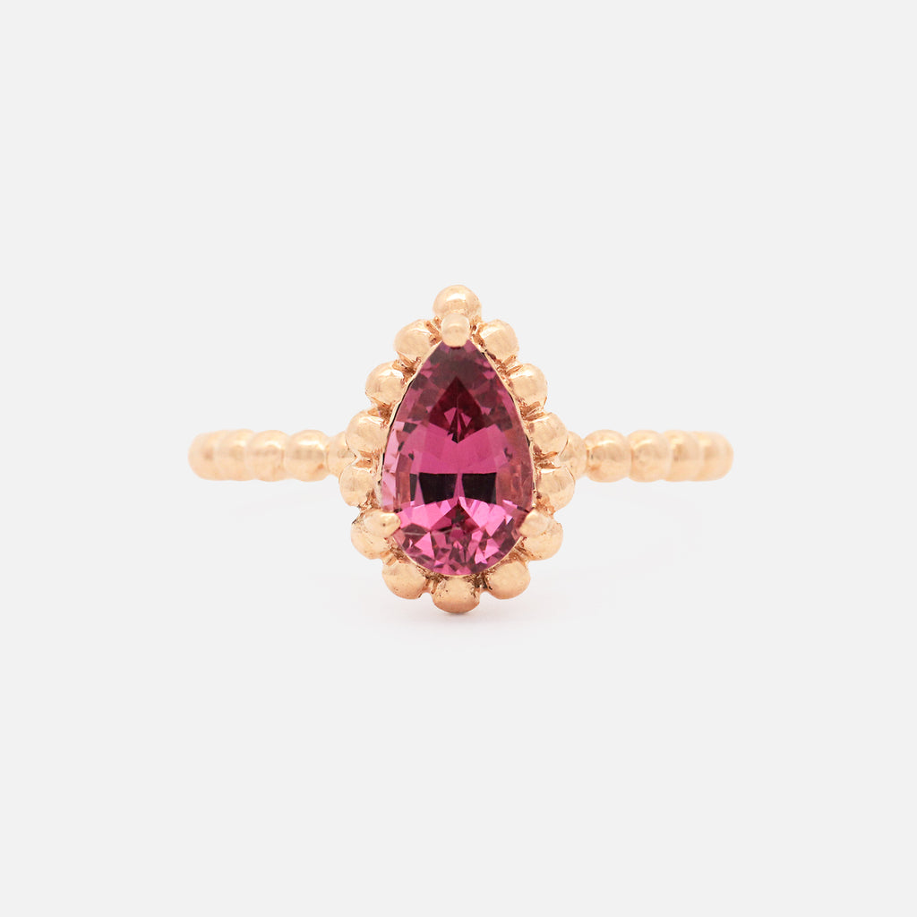 Anillo Elysa Oro Amarillo 14K con Granate Rodolita.