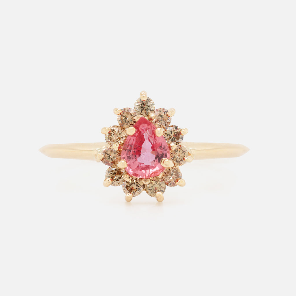 Anillo Imperial Oro Amarillo 14K con Zafiro Padparadscha Gota y Diamantes Champagne.