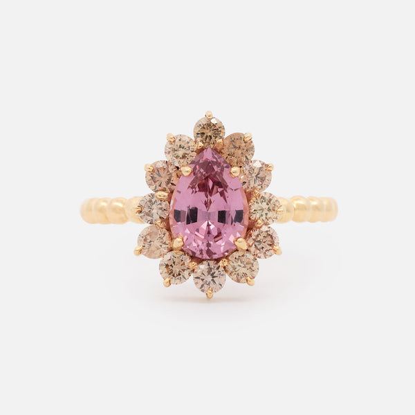 Anillo Magnum Oro Amarillo 14K con Granate Malaya y Diamantes.