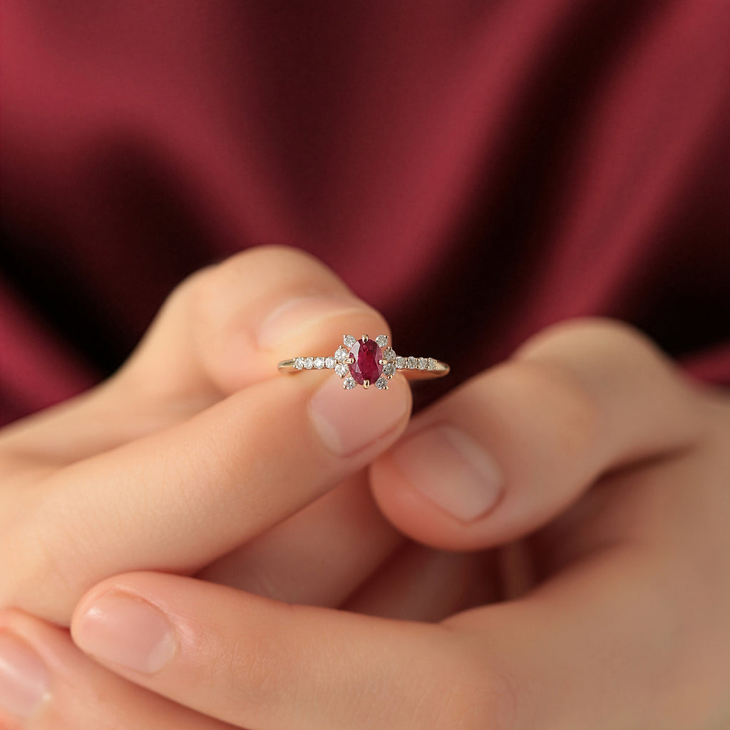 Anillo Althea Oro Amarillo 14K con Diamantes y Rubí.