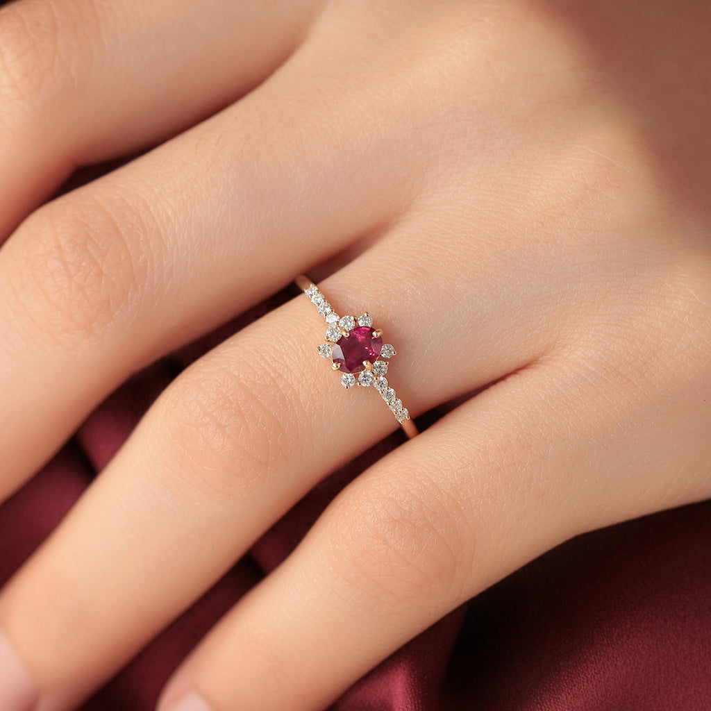 Anillo Althea Oro Amarillo 14K con Diamantes y Rubí.