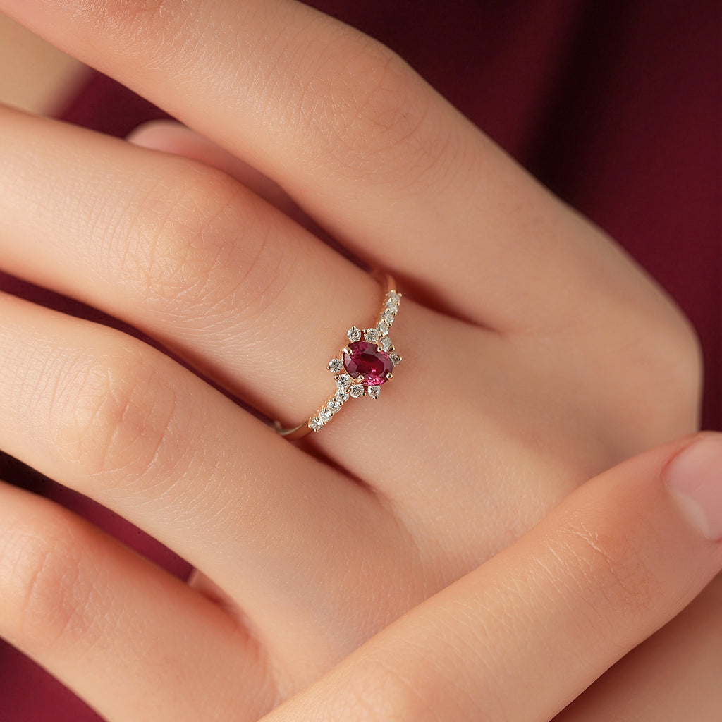 Anillo Althea Oro Amarillo 14K con Diamantes y Rubí.