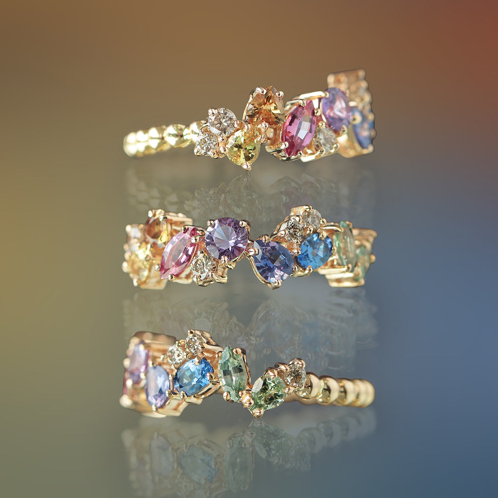 Anillo Andromeda Rainbow Oro Amarillo 14K con Zafiros y Diamantes.