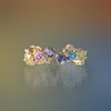 Anillo Andromeda Rainbow Oro Amarillo 14K con Zafiros y Diamantes.