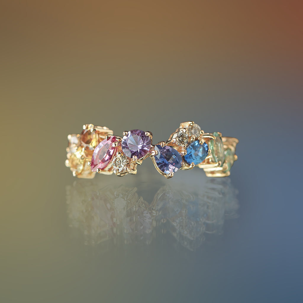 Anillo Andromeda Rainbow Oro Amarillo 14K con Zafiros y Diamantes.