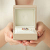 Anillo Andromeda Rainbow Oro Amarillo 14K con Zafiros y Diamantes.