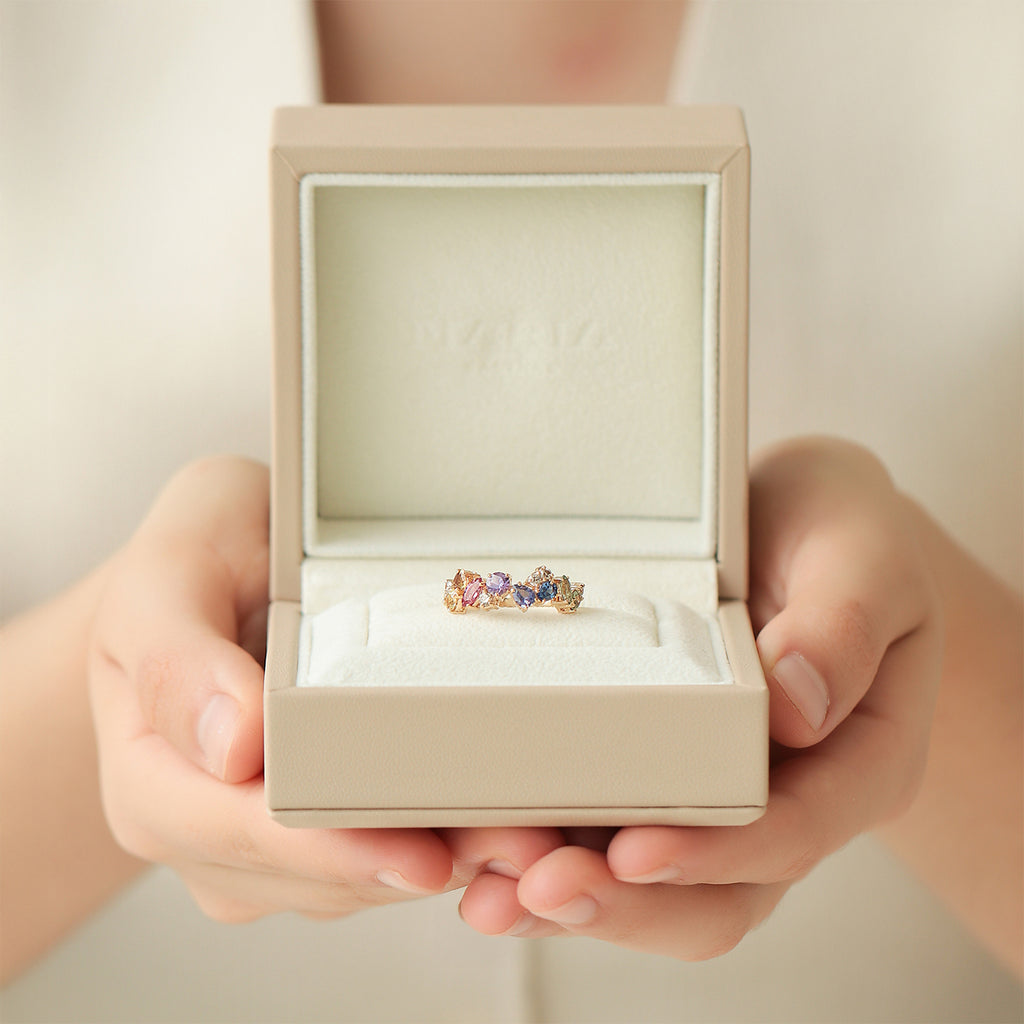 Anillo Andromeda Rainbow Oro Amarillo 14K con Zafiros y Diamantes.