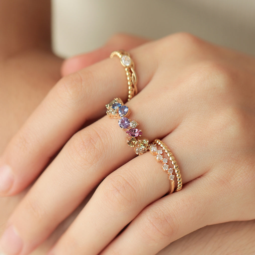 Anillo Andromeda Rainbow Oro Amarillo 14K con Zafiros y Diamantes.