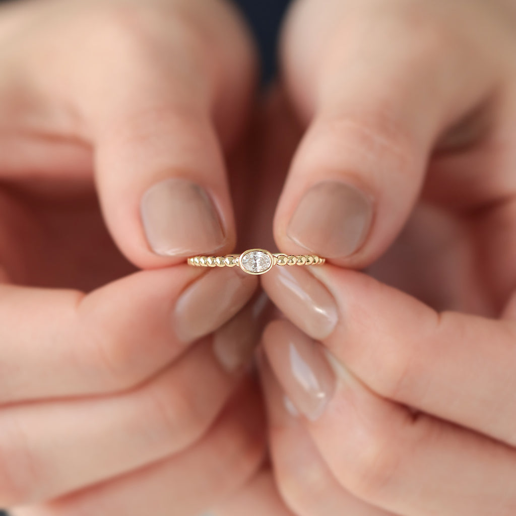 Anillo Astra Oro Amarillo 14K con Diamante.