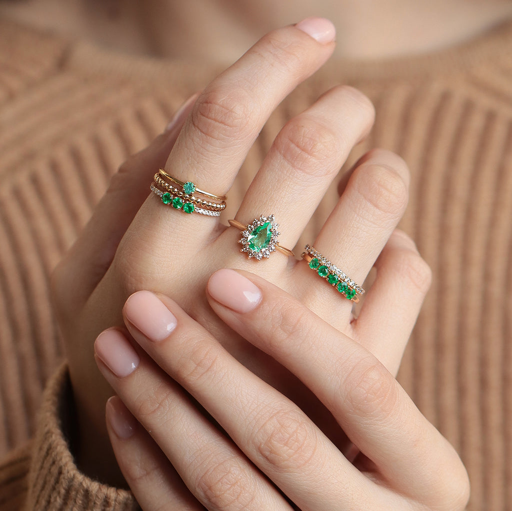 Anillo Imperial Oro Amarillo 14K con Esmeralda Gota y Diamantes Champagne.