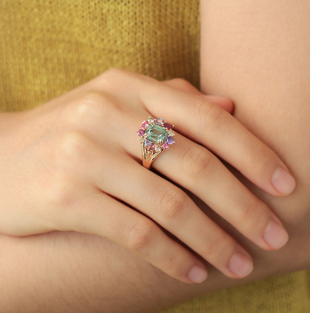 Anillo Botanical Peonia Oro Amarillo 14K con Aquamarina, Tanzanita, Amatista, Zafiro y Ópalo.