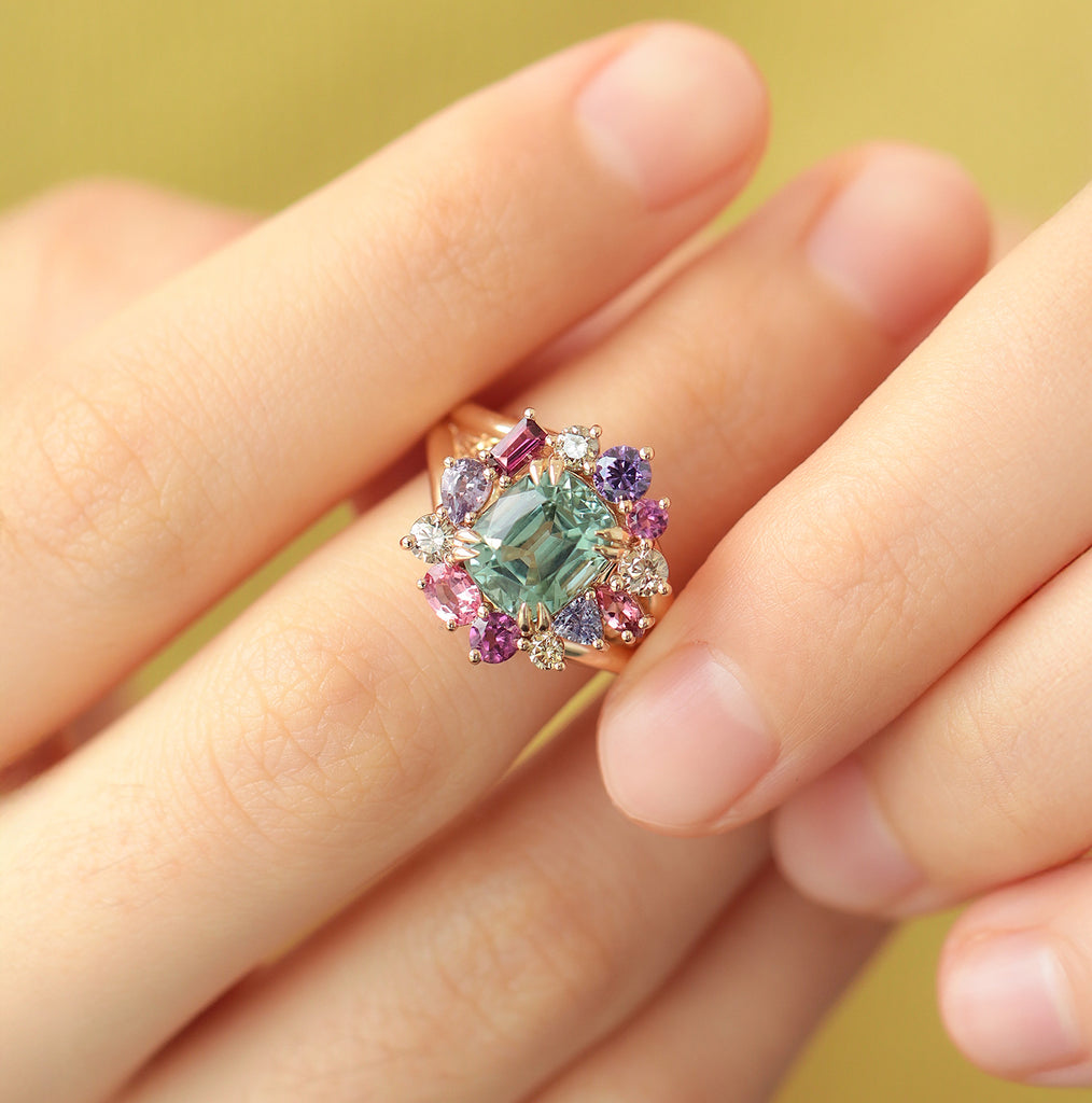 Anillo Botanical Peonia Oro Amarillo 14K con Aquamarina, Tanzanita, Amatista, Zafiro y Ópalo.