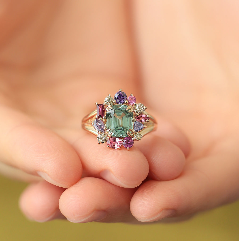 Anillo Botanical Peonia Oro Amarillo 14K con Aquamarina, Tanzanita, Amatista, Zafiro y Ópalo.