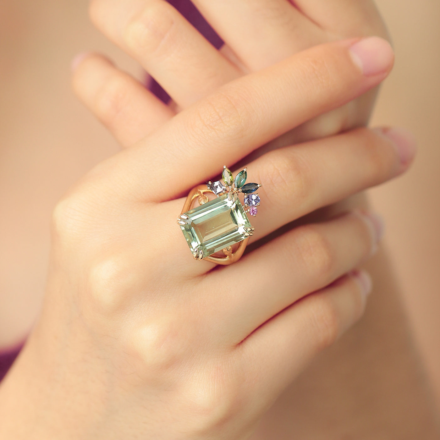 Anillo Botanical Monstera Oro Amarillo 14K con Prasiolitas, Zafiros, Turmalinas, Topacio London Blue y  Granate.