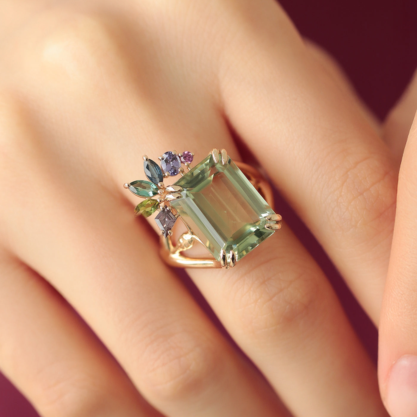 Anillo Botanical Monstera Oro Amarillo 14K con Prasiolitas, Zafiros, Turmalinas, Topacio London Blue y  Granate.