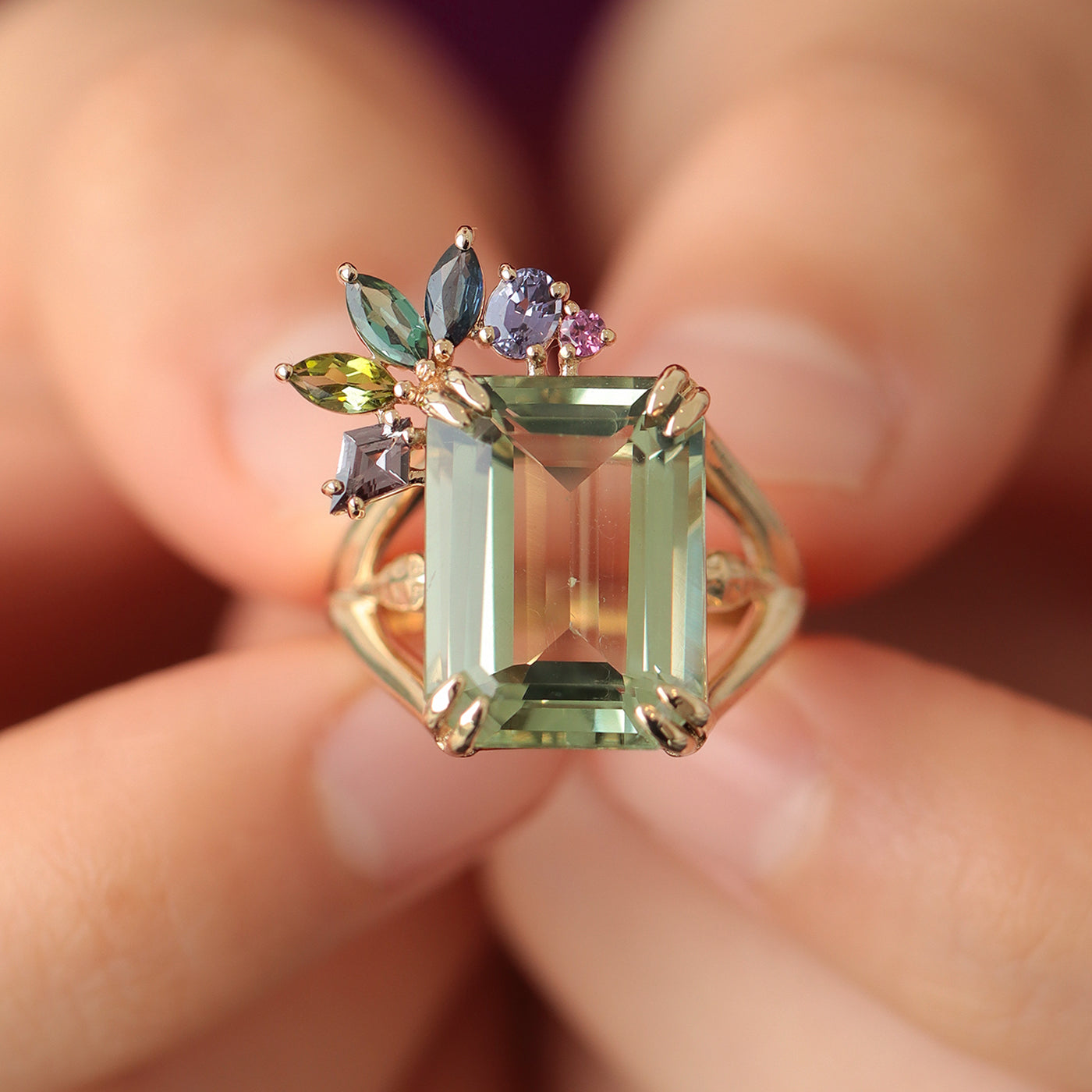Anillo Botanical Monstera Oro Amarillo 14K con Prasiolitas, Zafiros, Turmalinas, Topacio London Blue y  Granate.