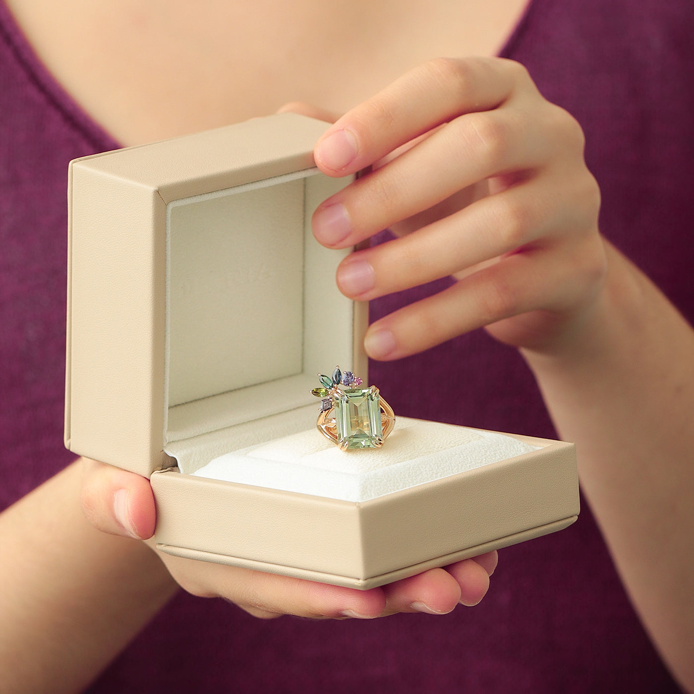 Anillo Botanical Monstera Oro Amarillo 14K con Prasiolitas, Zafiros, Turmalinas, Topacio London Blue y  Granate.