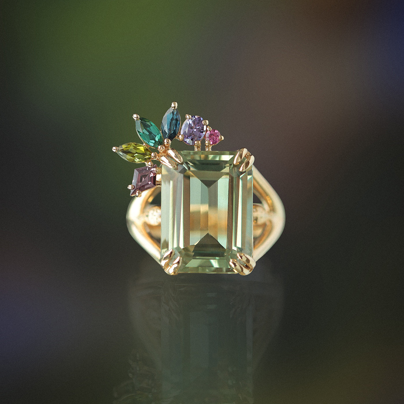 Anillo Botanical Monstera Oro Amarillo 14K con Prasiolitas, Zafiros, Turmalinas, Topacio London Blue y  Granate.
