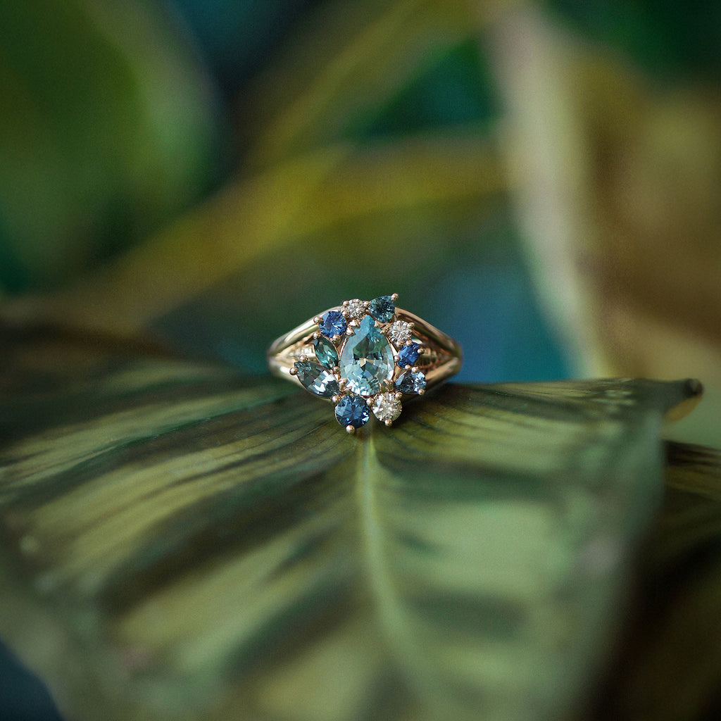Anillo Botanical Narciso Oro Amarillo 14K con Diamantes, Zafiro, Turmalinas y Aquamarinas.