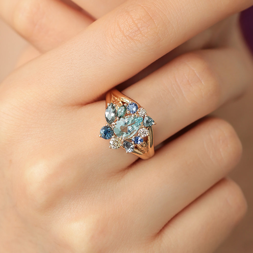 Anillo Botanical Narciso Oro Amarillo 14K con Diamantes, Zafiro, Turmalinas y Aquamarinas.