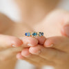  Anillo Botanical Poppy Azure Oro Amarillo 14K con Zafiro, Diamantes, Topacio London Blue y Aquamarinas.