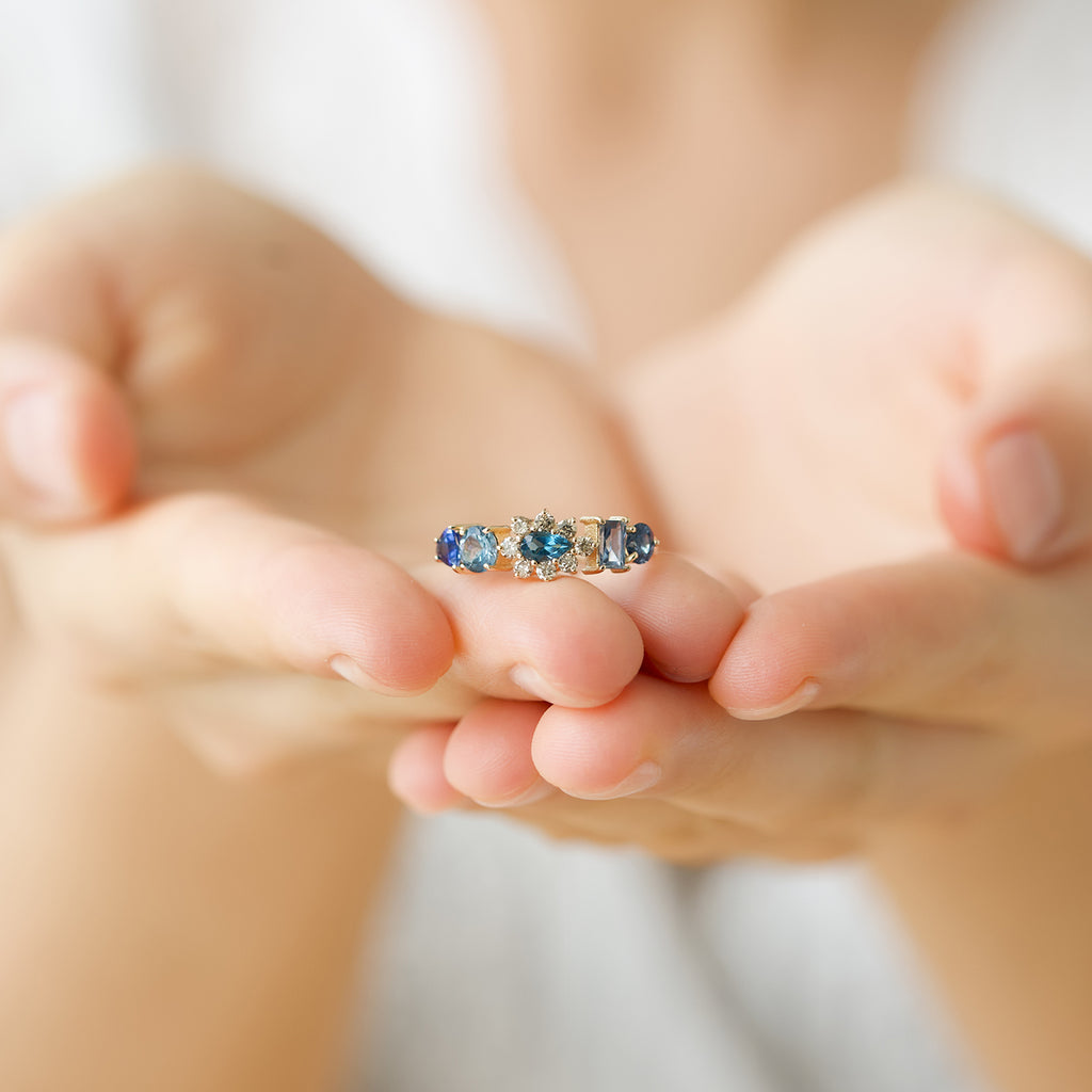  Anillo Botanical Poppy Azure Oro Amarillo 14K con Zafiro, Diamantes, Topacio London Blue y Aquamarinas.