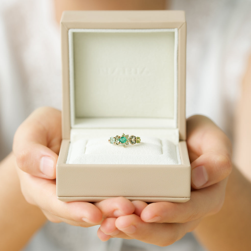 Anillo Botanical Poppy Mint Oro Amarillo 14K con Esmeraldas, Peridoto y Turmalinas.