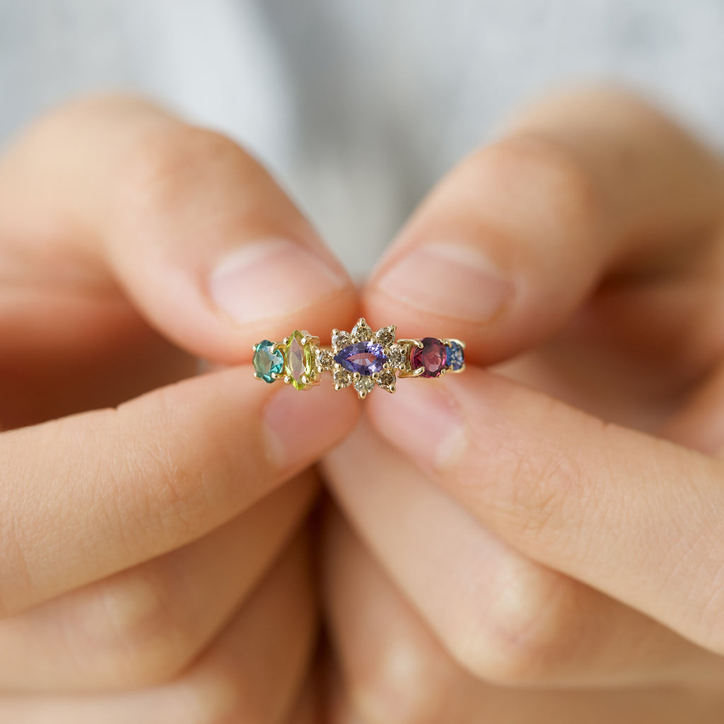 Anillo Botanical Poppy Joy Oro Amarillo 14K con Zafiro, Rodolitas, Diamantes y Turmalinas.