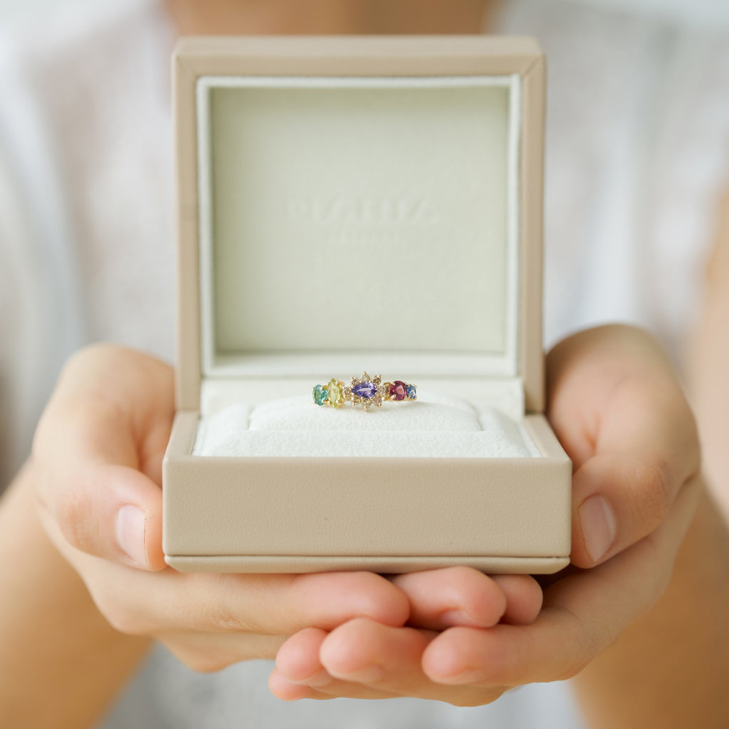 Anillo Botanical Poppy Joy Oro Amarillo 14K con Zafiro, Rodolitas, Diamantes y Turmalinas.