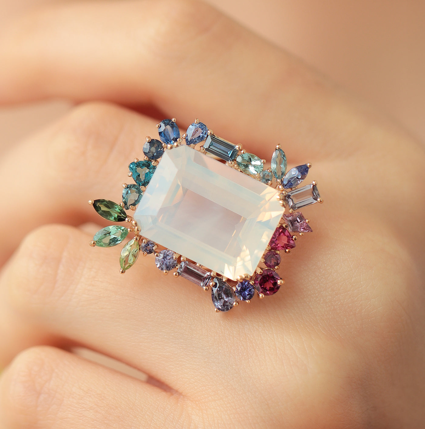  Anillo Botanical Primrose Oro Amarillo 14K con Piedra Luna, Topacio, Zafiros, Espinelas, Granates, Tanzanitas y Turmalinas.