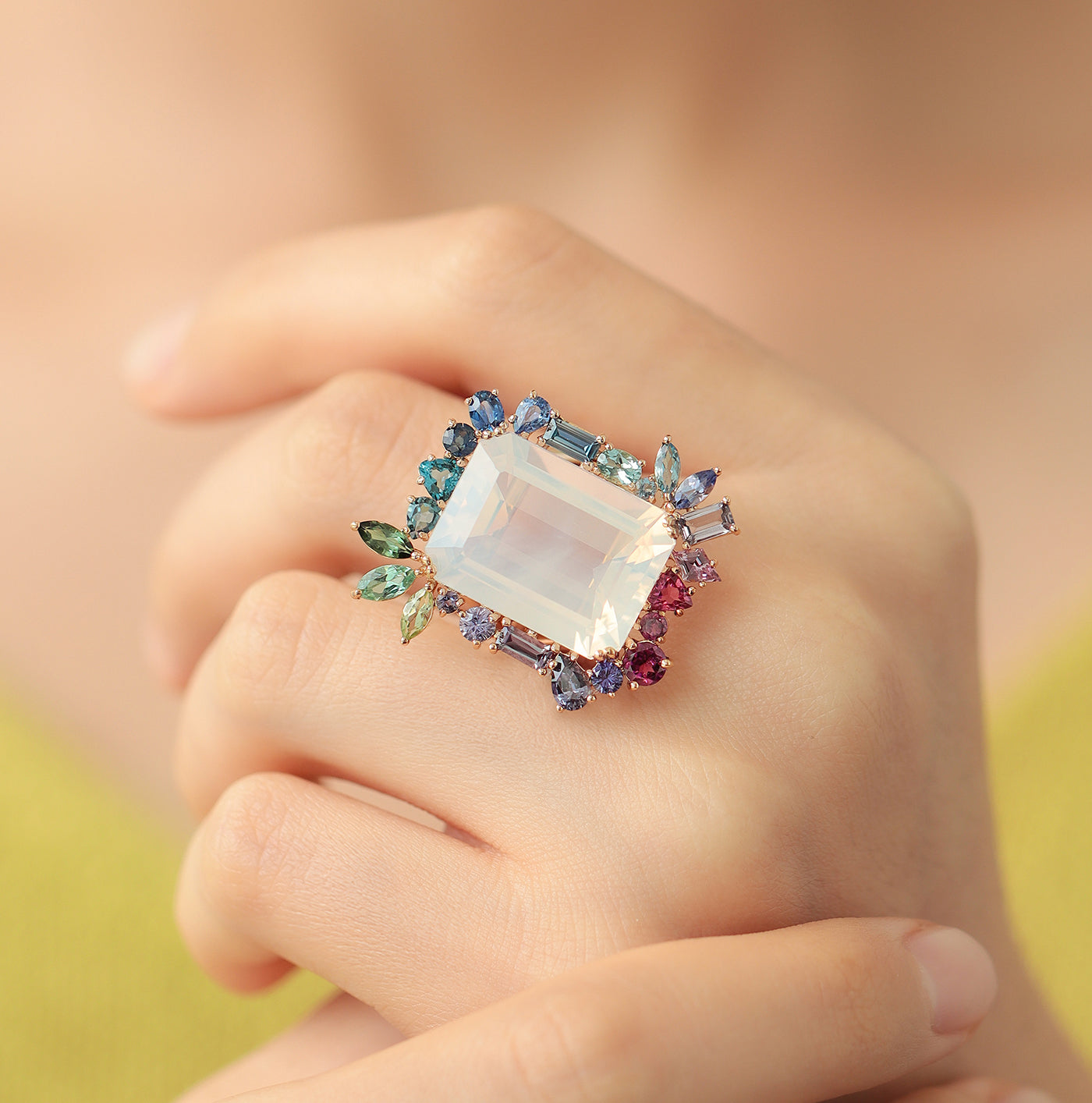  Anillo Botanical Primrose Oro Amarillo 14K con Piedra Luna, Topacio, Zafiros, Espinelas, Granates, Tanzanitas y Turmalinas.