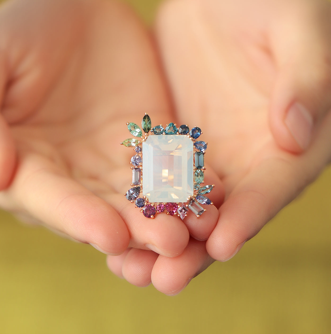  Anillo Botanical Primrose Oro Amarillo 14K con Piedra Luna, Topacio, Zafiros, Espinelas, Granates, Tanzanitas y Turmalinas.