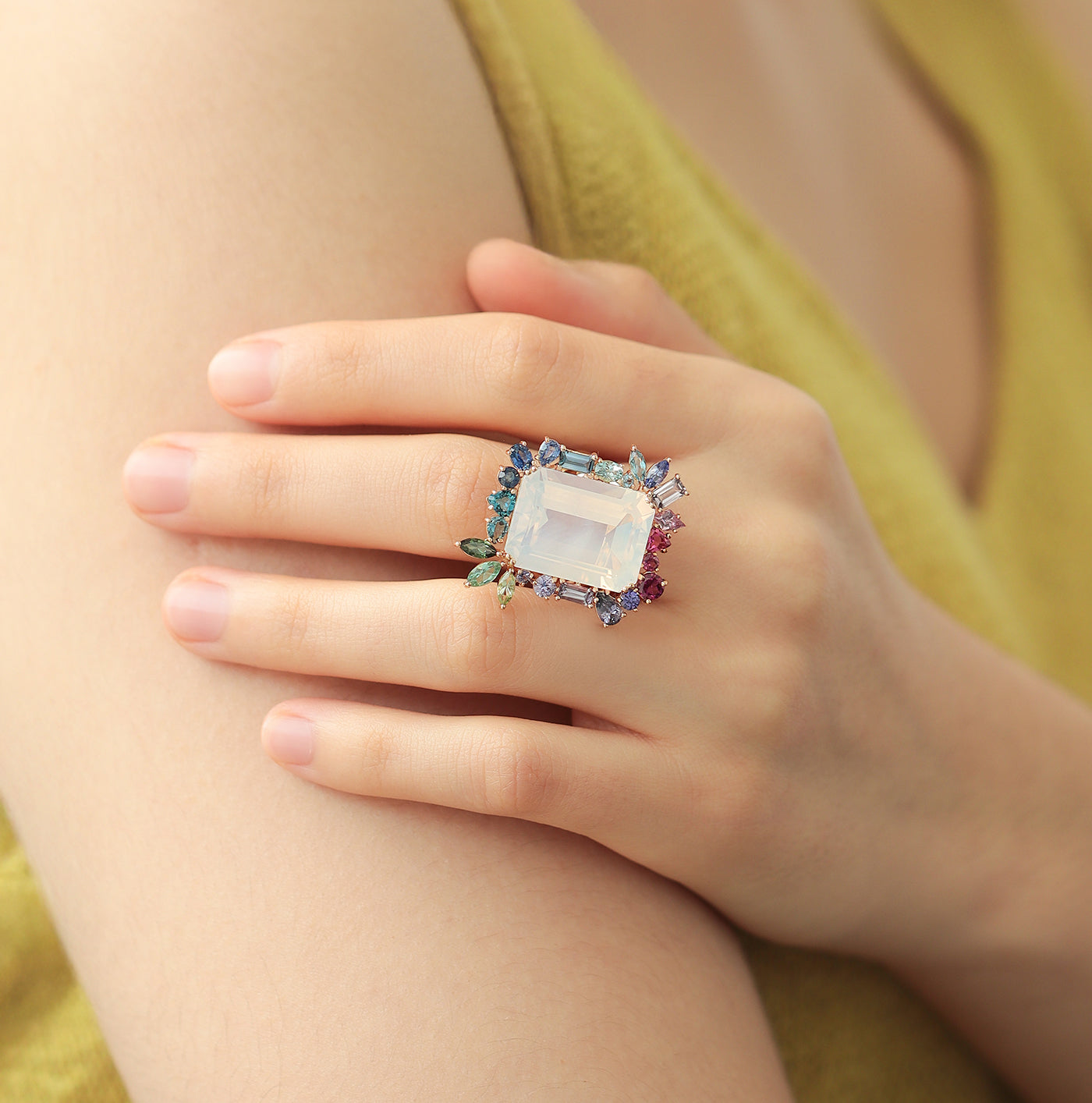  Anillo Botanical Primrose Oro Amarillo 14K con Piedra Luna, Topacio, Zafiros, Espinelas, Granates, Tanzanitas y Turmalinas.