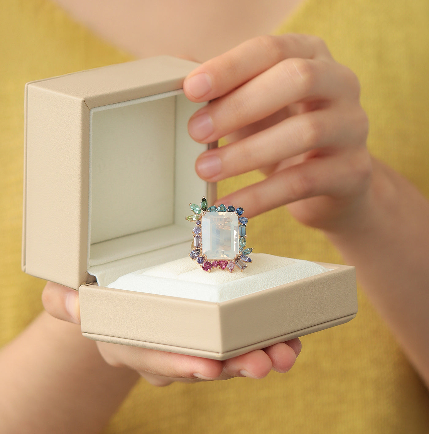  Anillo Botanical Primrose Oro Amarillo 14K con Piedra Luna, Topacio, Zafiros, Espinelas, Granates, Tanzanitas y Turmalinas.