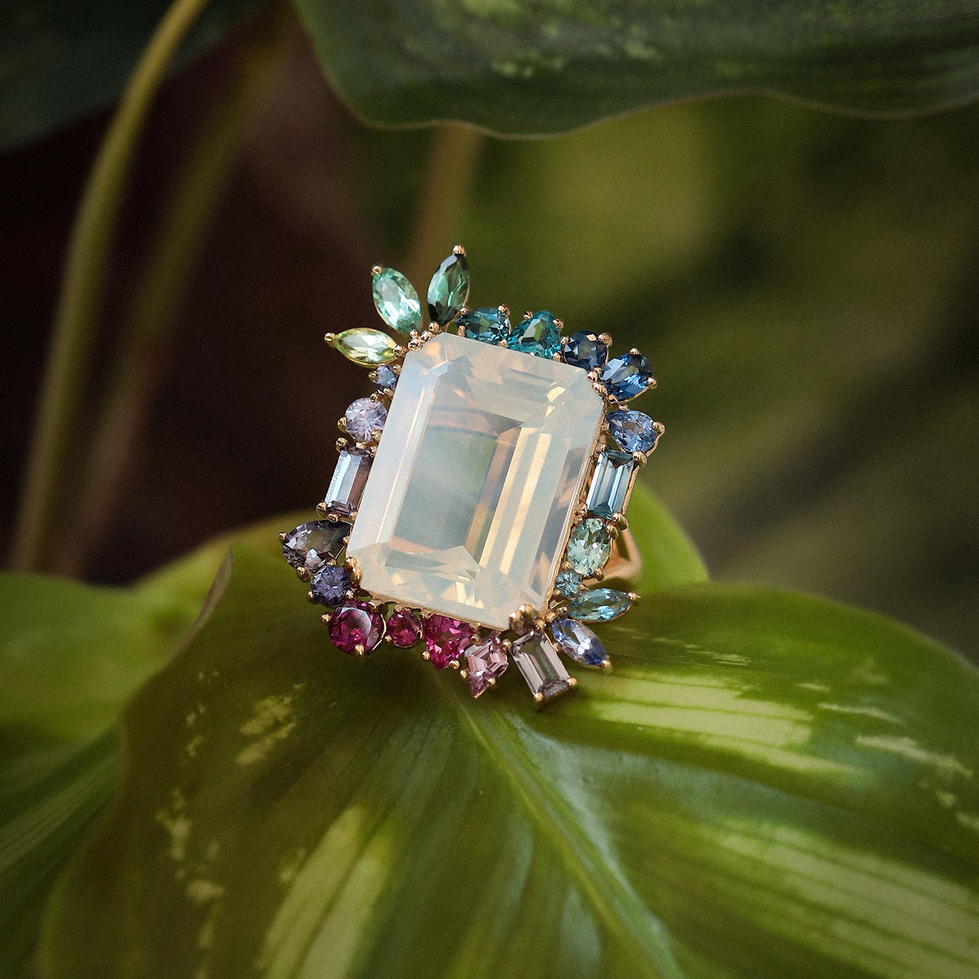  Anillo Botanical Primrose Oro Amarillo 14K con Piedra Luna, Topacio, Zafiros, Espinelas, Granates, Tanzanitas y Turmalinas.