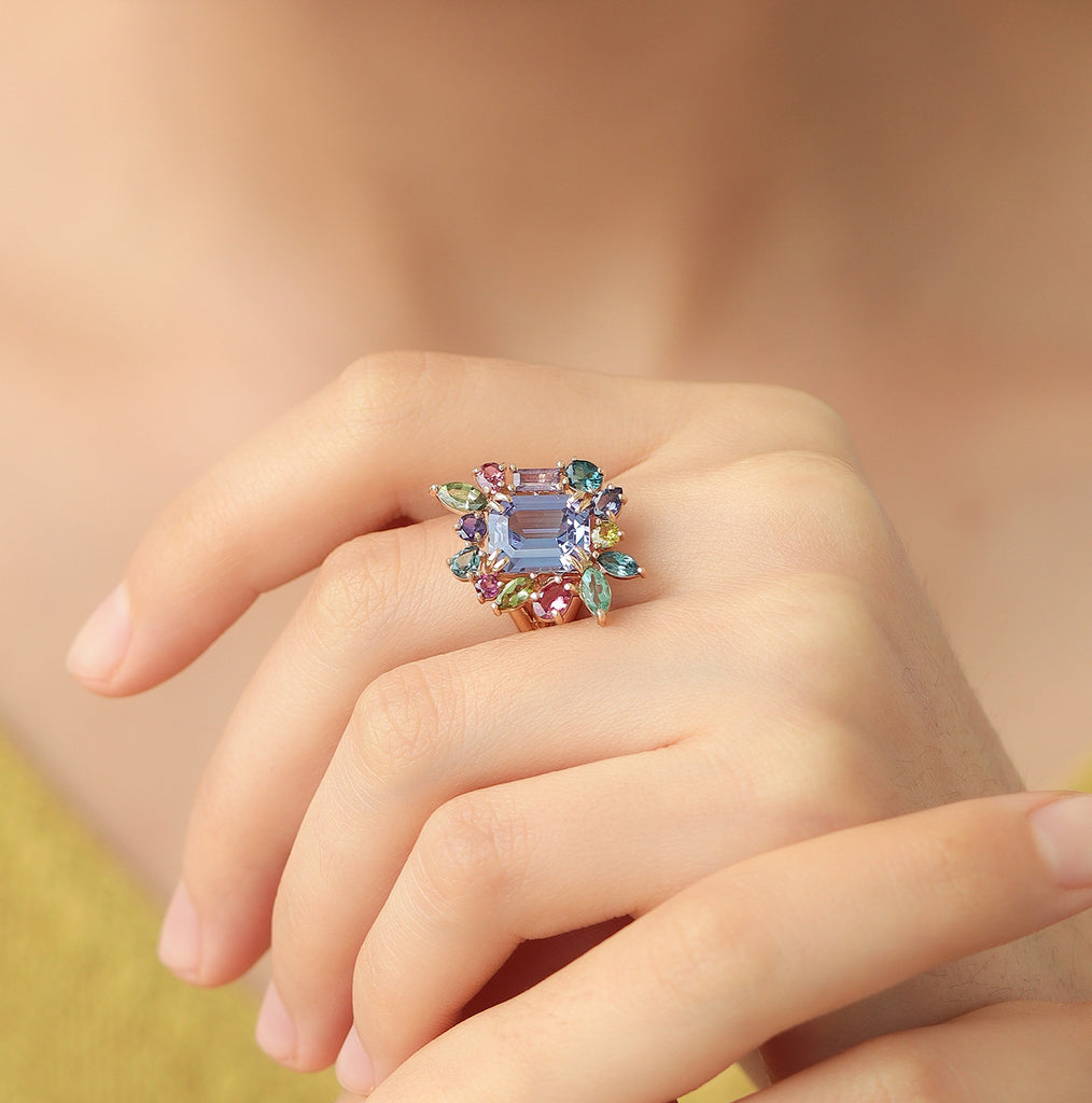 Anillo Botanical Violeta Oro Amarillo 14K con Tanzanita, Turmalina, Zafiro, Granate y Topacio London Blue.
