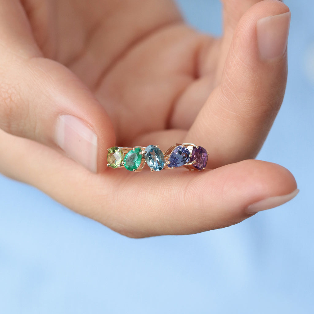 Anillo Centauro Daisy Oro Amarillo 14K con Peridoto, Esmeralda, Aquamarina, Tanzanita y Amatista.