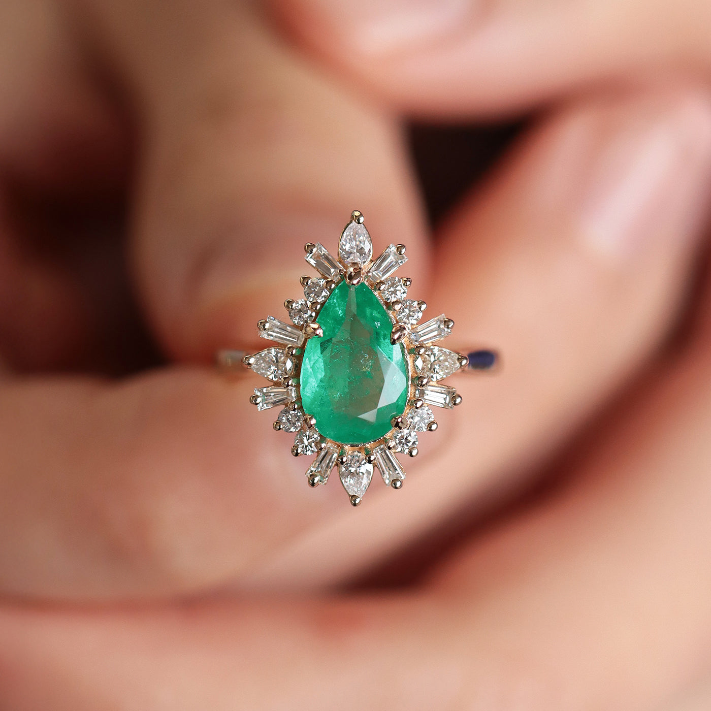 Anillo Charlotte Oro Amarillo 14K con Esmeralda Gota XL y Diamantes.