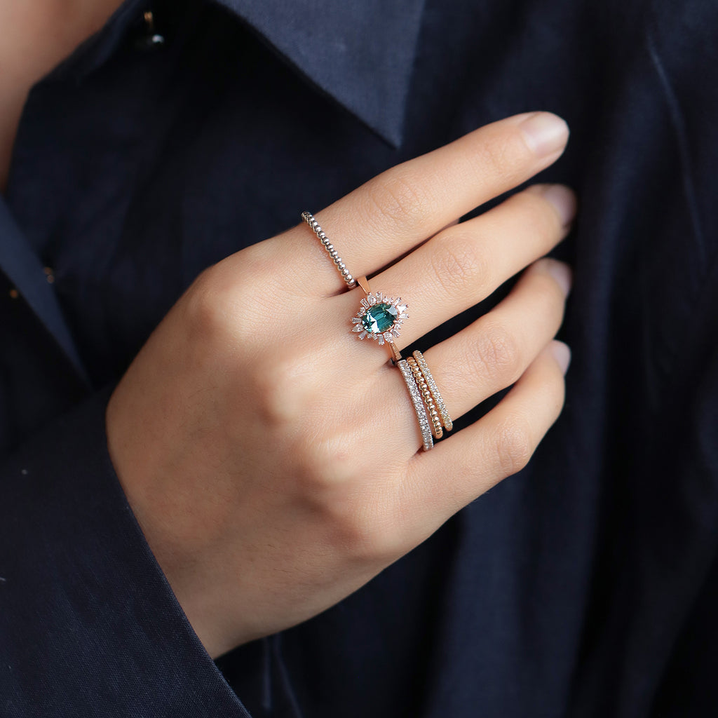 Anillo Charlotte Oro Amarillo 14K con Turmalina Indigo Oval y Diamantes.