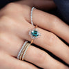 Anillo Charlotte Oro Amarillo 14K con Turmalina Indigo Oval y Diamantes.