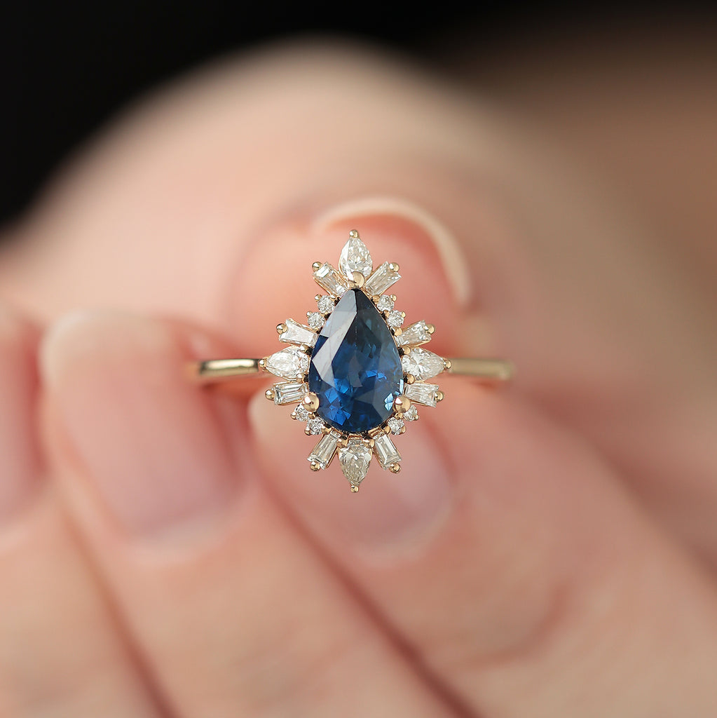 Anillo Charlotte Oro Amarillo 14K con Zafiro Gota y Diamantes.